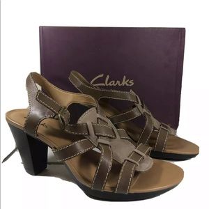 EUC CLARKS Super Cute JAELYN MABEL DARK Taupe Leather SANDALS 9M